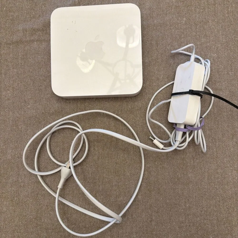 Apple A1301 - AirPort Extreme Base Station - Wireless N Router + power supply